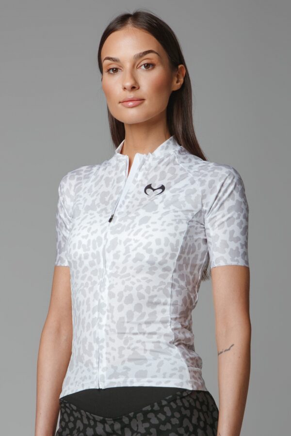 The model presents a white and gray running shirt with a zipper and pockets on the back.