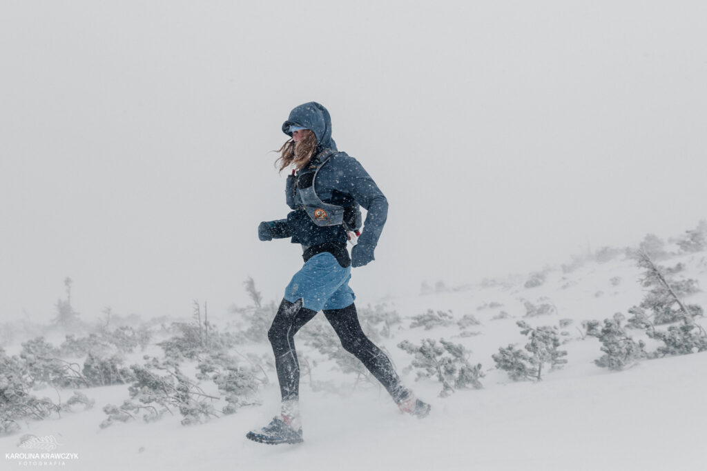 Runners in the winter scenery of the Karkonosze ultramarathon.